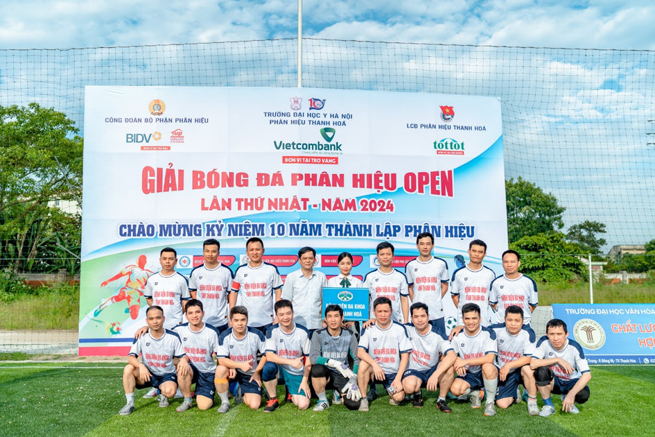 A group of men in sports uniforms posing for a photo

Description automatically generated